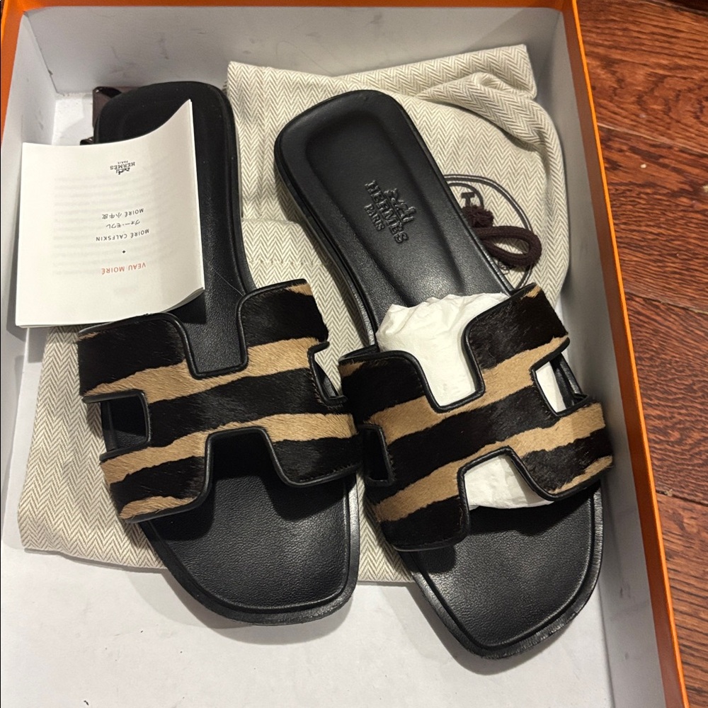 Hermès Black and Tan Sandals - Oran